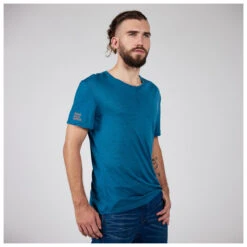 Über Alle Berge - T-Shirt 8 Über Alle Berge - T-Shirt -Skiausrüstungs Geschäft ein schoener fleck erde ueber alle berge t shirt detail 2