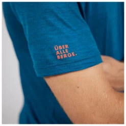 Über Alle Berge - T-Shirt 10 Über Alle Berge - T-Shirt -Skiausrüstungs Geschäft ein schoener fleck erde ueber alle berge t shirt detail 4